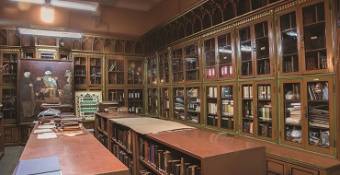 بازدید از مخزن کتابخانه نسخ خطی